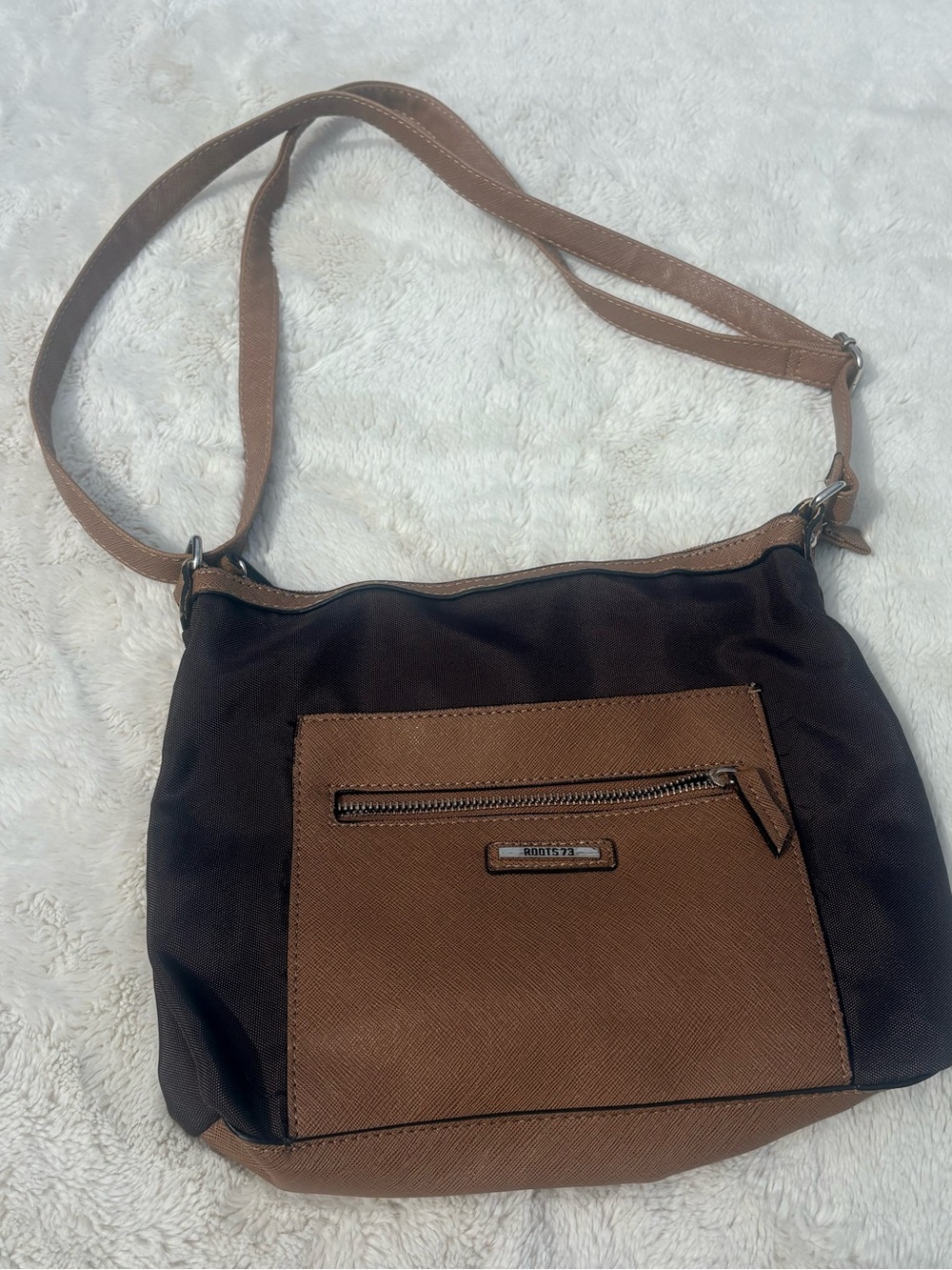 Roots Brown Crossbody Bag – Classic Heritage Leather Look | Everyday Minimalist - Picture 2 of 8